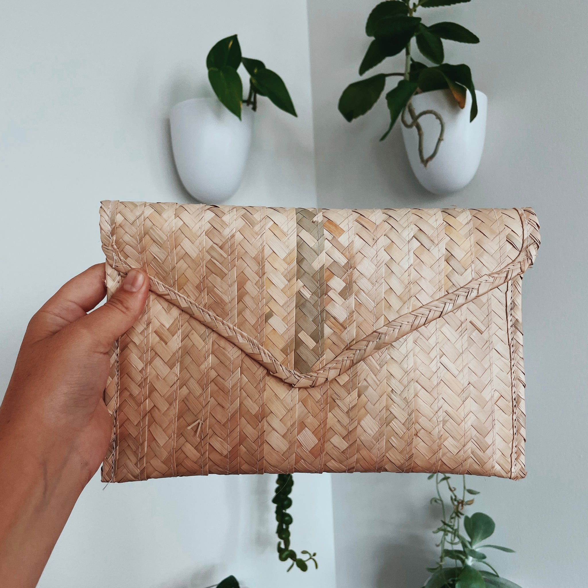 Palm straw clutch purse Pura Vida