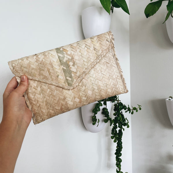 Palm straw clutch purse Pura Vida